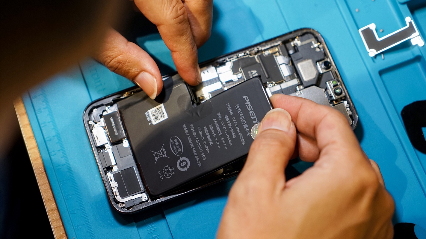 Thay pin pisen Iphone 13 pro max-Sua chua dien thoai Minh Phat Mobile HCM - Bac Lieu 0979150456 web https://minhphatmobile.com